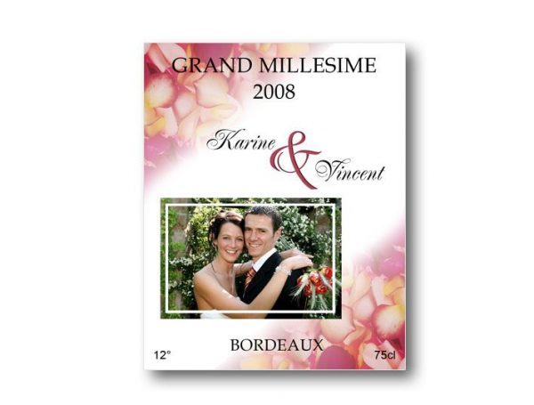 etiquette bouteille mariage décorée de pétales de roses rouge et illustrée de la photo des jeunes mariées