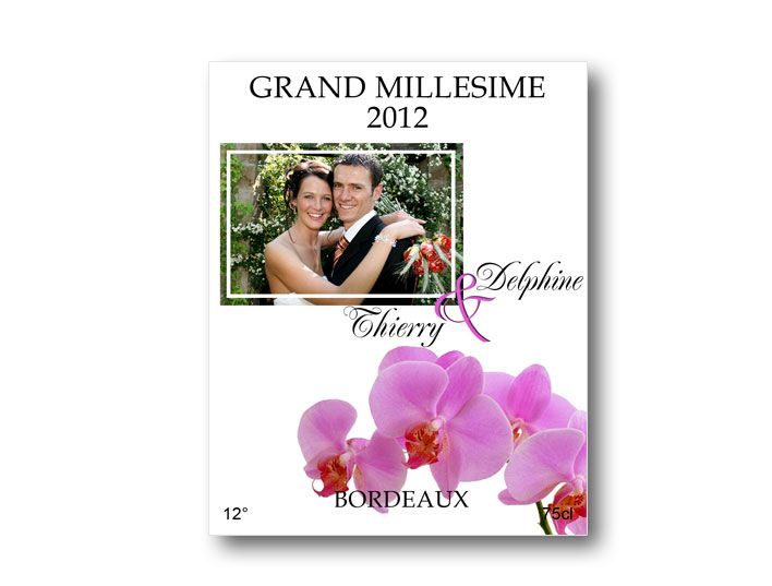 etiquette bouteille mariage illustrée de la photo des jeunes mariés et d'un orchidée