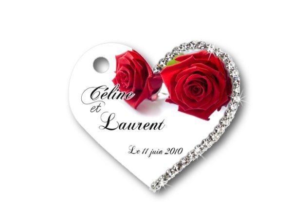 étiquette dragées mariage en forme de coeur , illustrée de deux roses rouge avec le prénoms des mariés et de la date. L'étiquette dragées est décorée de strass