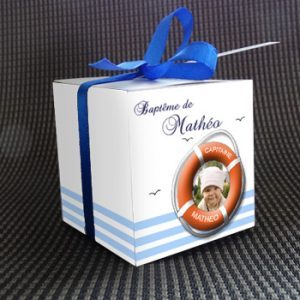 boite à dragées baptême - boite avec son ruban satin et son étiquette dragées thème marin